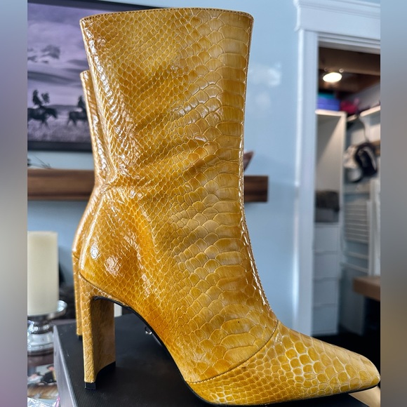 L’intervalle Stavi Mustard Croco Mid-Bootie - Picture 1 of 5